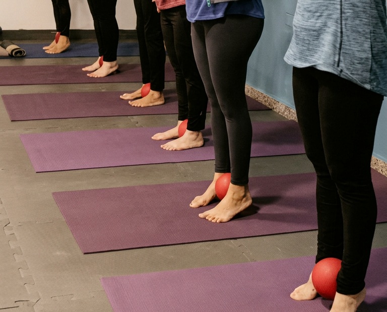 Grupo de mujeres practicando apoyo y equilibrio con los pies
